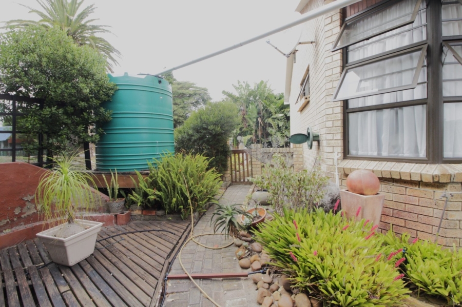 6 Bedroom Property for Sale in Paradise Beach Eastern Cape